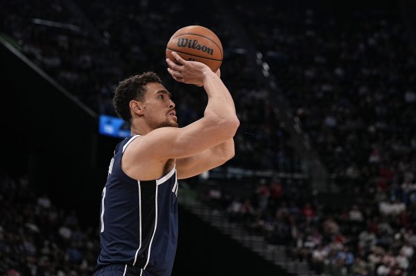 Vẫn hữu ích! Dwight Powell ghi