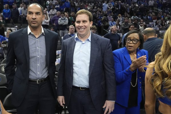 Bình luận: Ông chủ gật đầu ký,